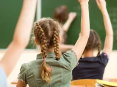 Retired teachers brutally honest words to parents criticizing the system go viral